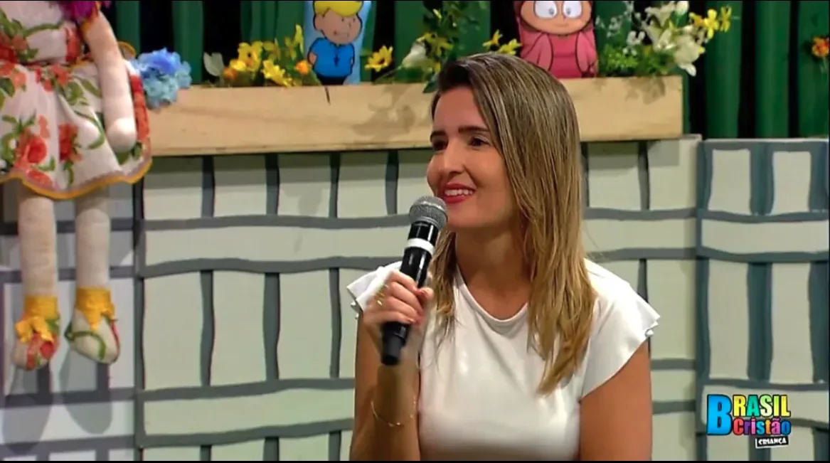 Flávia Martins falando sobre psicologia infantil na televisão